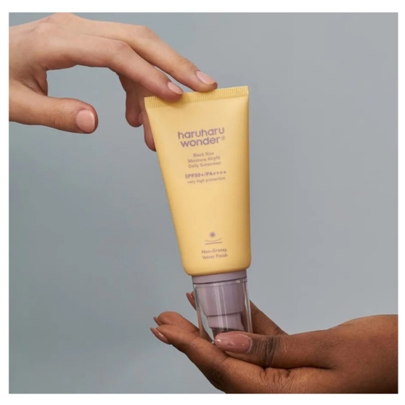 Two Haruharu wonder black rise moisture SPF 50 - Picture 2 of 11